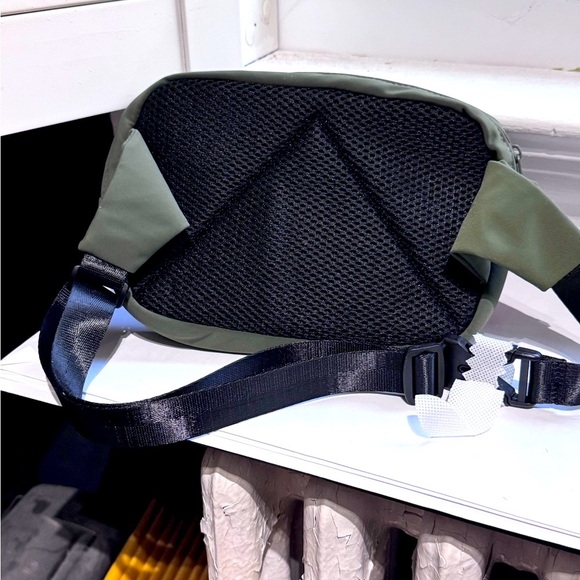 🌲💚 OBŌ Hunter Green Crossbody / Belt Bag – Adventure-Ready & Super Stylish! 💚 - Picture 10 of 16